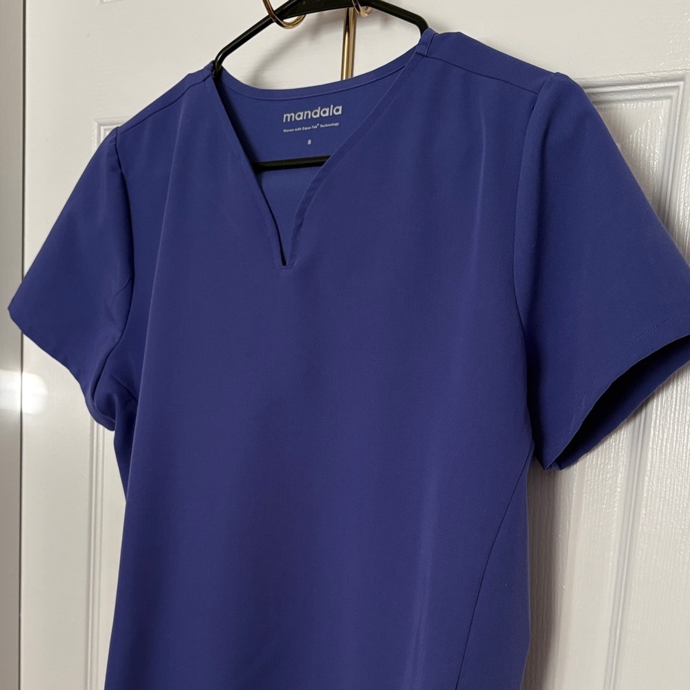 Scrub Top - Mandala Women's Short Sleeve V-Neck Top Periwinkle